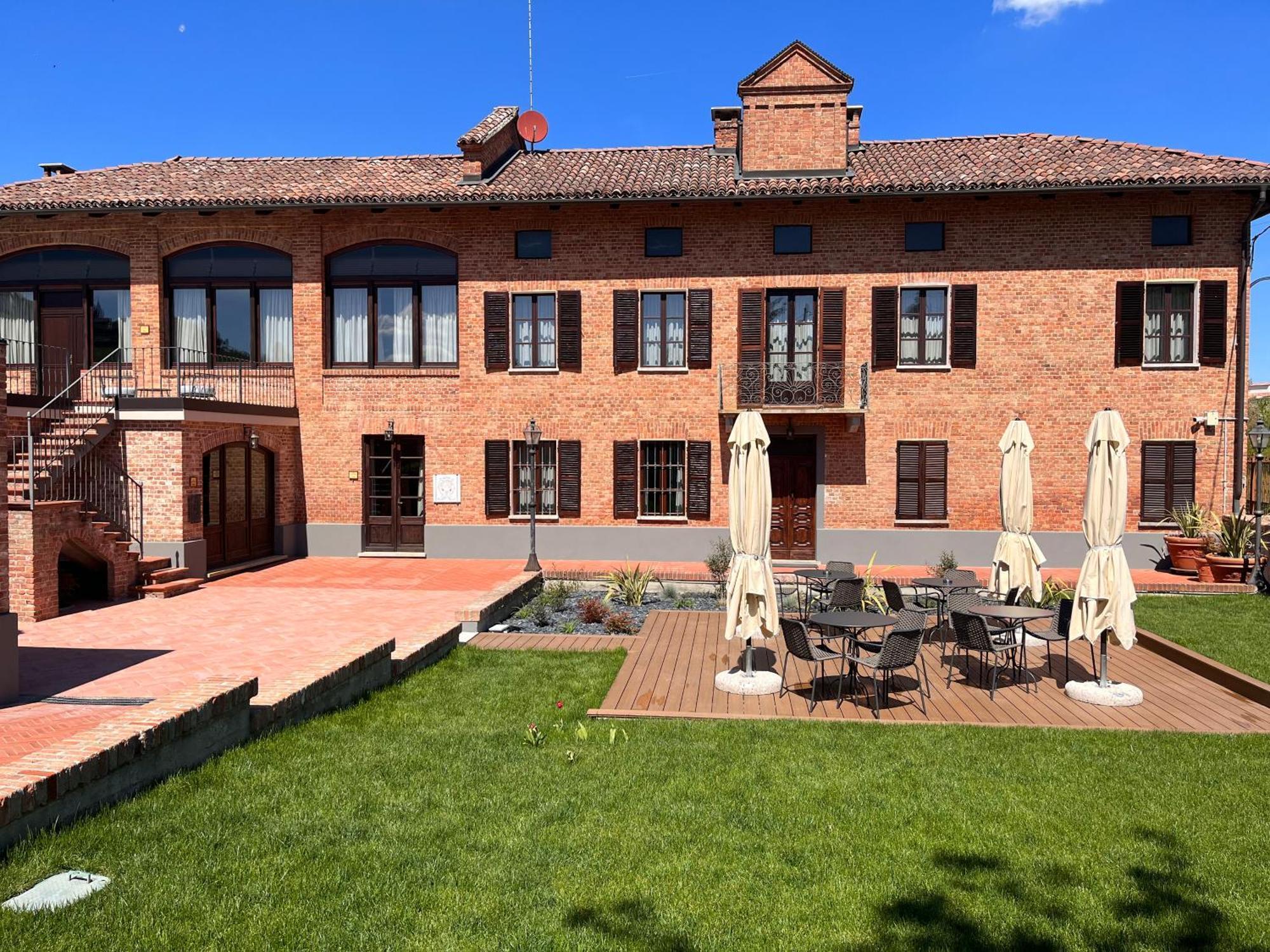 Cascina La Badia Panzió Montegrosso dʼAsti Kültér fotó
